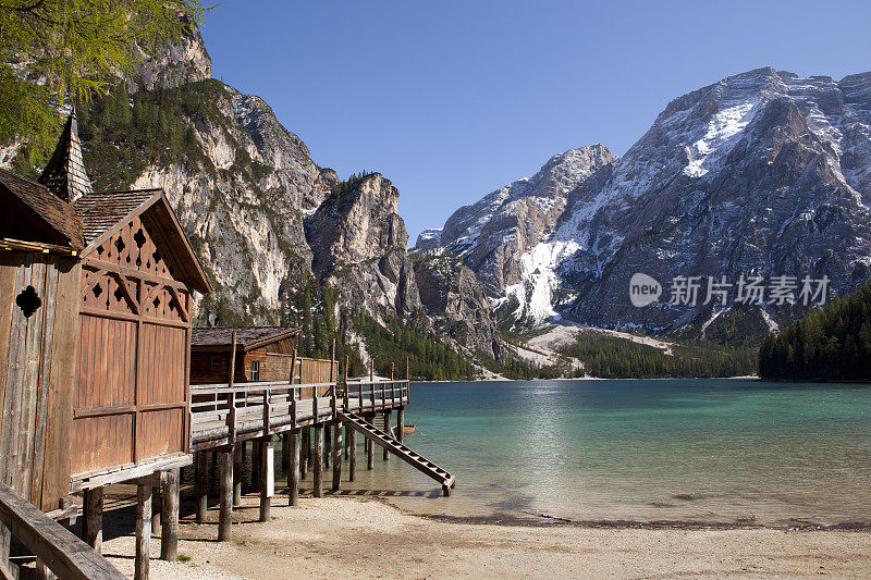 布雷斯湖(Pragser Wildsee)， Dolomites。